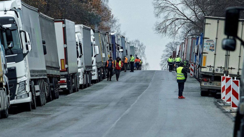 Украинский экспорт упал на 40% из-за блокады границы польскими перевозчиками, сообщила министр экономики Юлия Свириденко