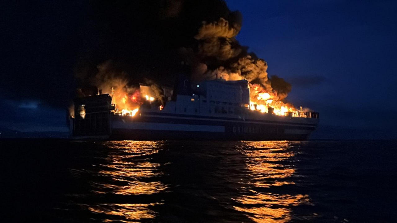 18.02.2022 Пожар на судне EUROFERRY Olympia. Горящий корабль. Корабль горит в море. Горящий корабль с автомобилями.