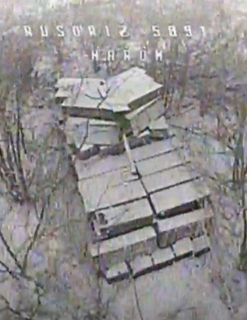 Плохенькая ложная цель из коробок и палок в объективе украинского FPV-дрона
