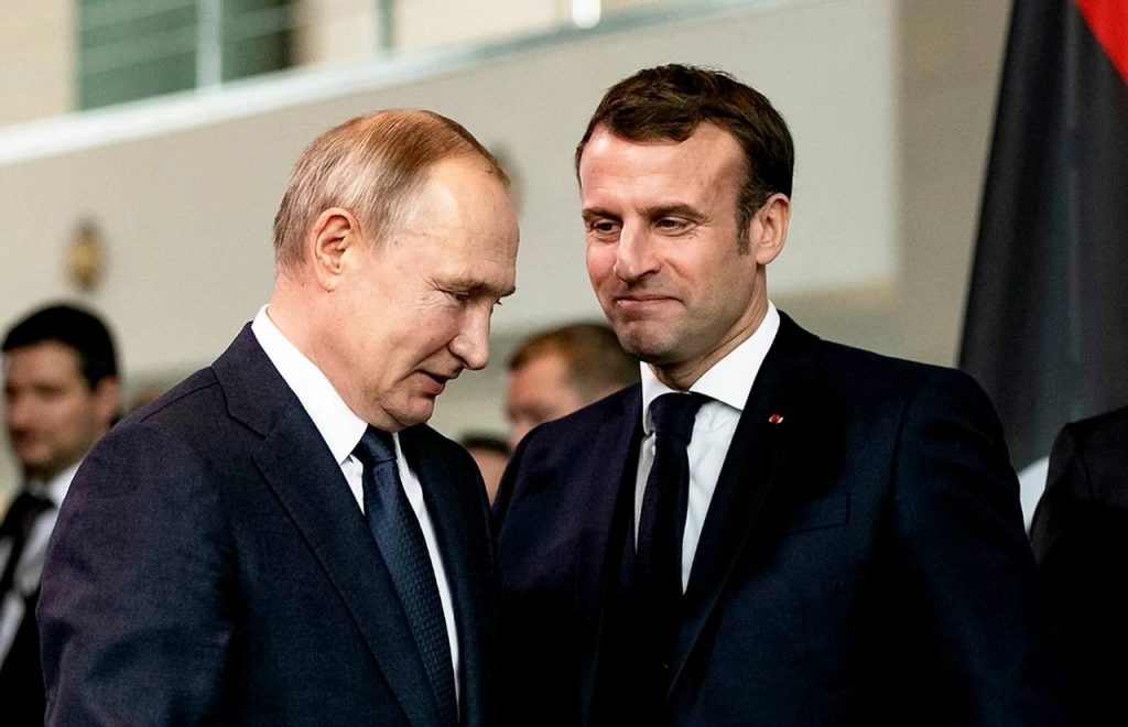 Президент Франции Эмманюэль Макрон заявил, что готов к возобновлению диалога с президентом России Владимиром Путиным