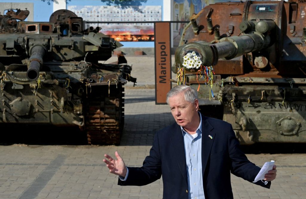 Следующий пакет финансовой помощи Украине в размере $60 млрд будет утвержден уже в следующем году, — сенатор-республиканец США Линдси Грэм