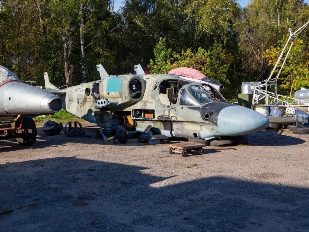Фюзеляж боевого вертолета Ка-52 ВКС, который прибыл на аэродром Орешково для последующего восстановления в качестве экспоната в частном музее