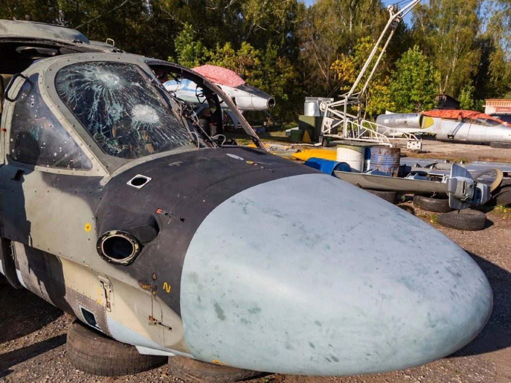 Фюзеляж боевого вертолета Ка-52 ВКС, который прибыл на аэродром Орешково для последующего восстановления в качестве экспоната в частном музее