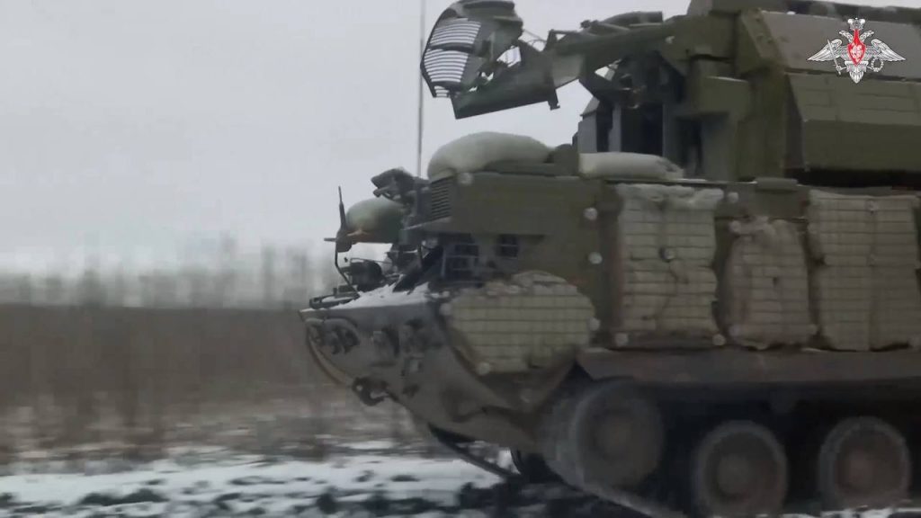 Боевая машина ЗРК 9К332 «Тор-М2» дополнительно экранированная решётками и мешками с песком, Купянское направление