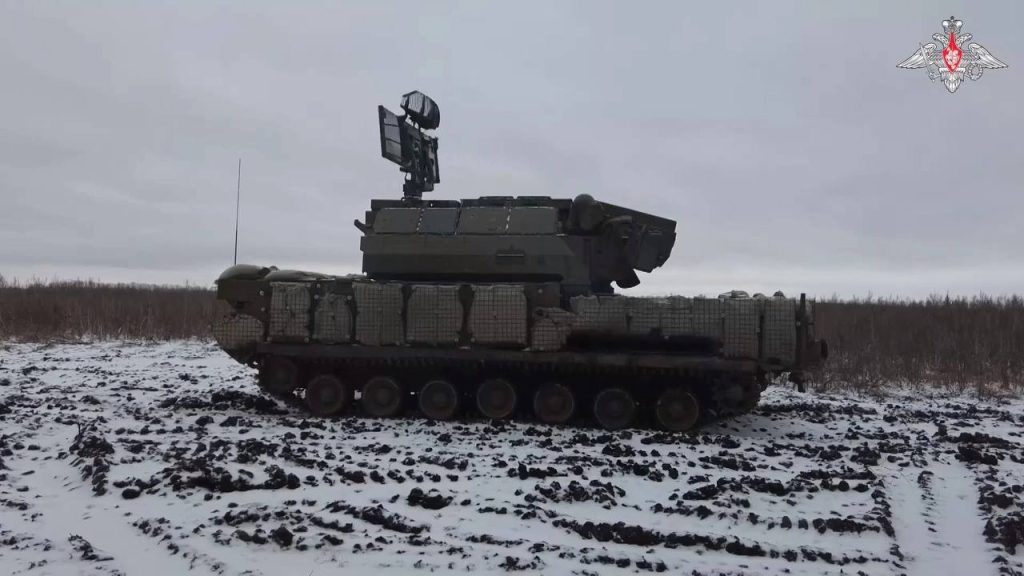 Боевая машина ЗРК 9К332 «Тор-М2» дополнительно экранированная решётками и мешками с песком, Купянское направление