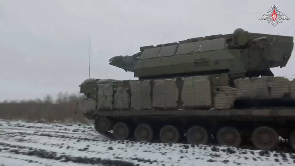 Боевая машина ЗРК 9К332 «Тор-М2» дополнительно экранированная решётками и мешками с песком, Купянское направление