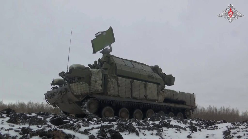 Боевая машина ЗРК 9К332 «Тор-М2» дополнительно экранированная решётками и мешками с песком, Купянское направление