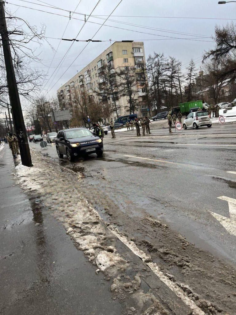 УкроСМИ пишут о появлении в Киеве блокпостов для выдачи повесток