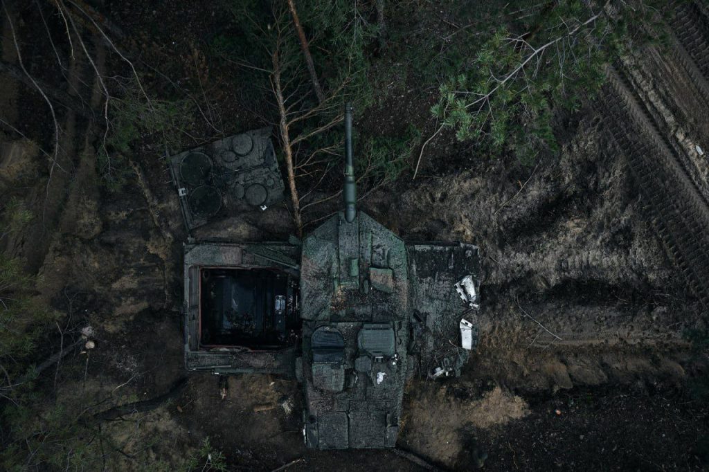 Танки Stridsvagn 122 и Leopard 2A6 на вооружении ВСУ в лесах Кременной