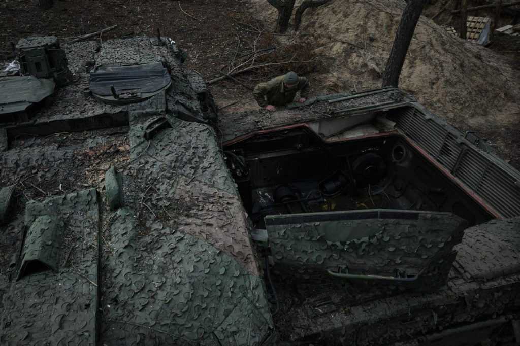 Танки Stridsvagn 122 и Leopard 2A6 на вооружении ВСУ в лесах Кременной