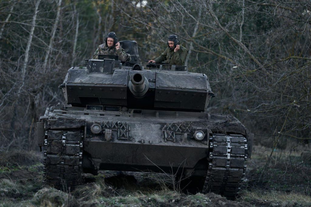 Танки Stridsvagn 122 и Leopard 2A6 на вооружении ВСУ в лесах Кременной