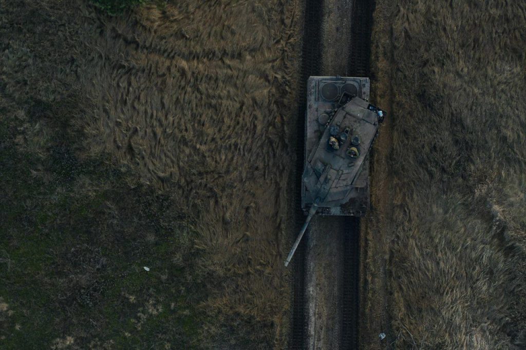 Танки Stridsvagn 122 и Leopard 2A6 на вооружении ВСУ в лесах Кременной