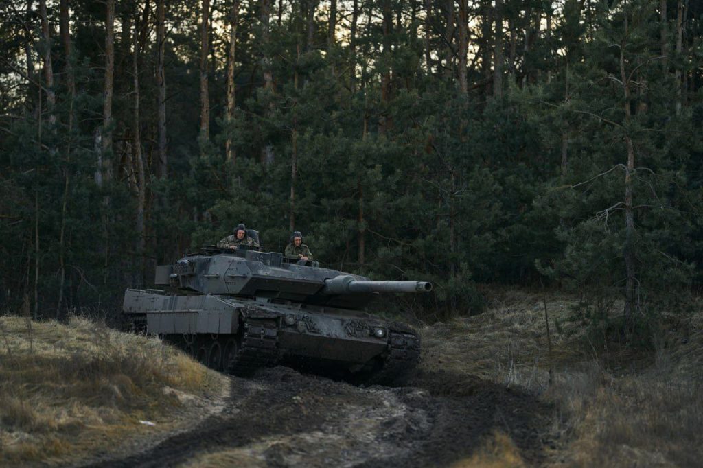 Танки Stridsvagn 122 и Leopard 2A6 на вооружении ВСУ в лесах Кременной