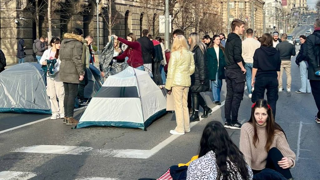Сербские оппозиционеры расставляют палатки в худших традициях цветных революций
