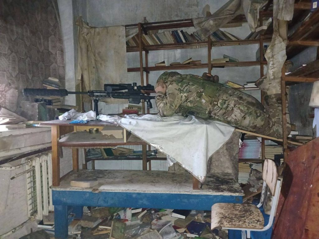 Снайпер с отечественной винтовкой ORSIS T5000M в зоне проведения СВО