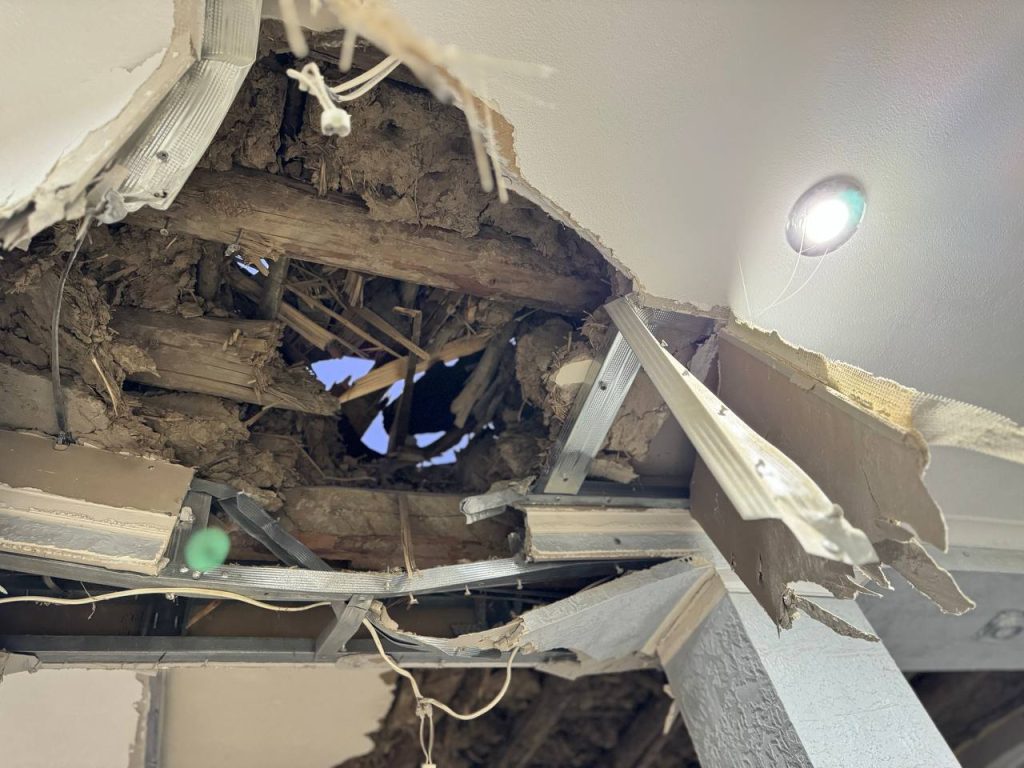 Разрушения — в 48 домовладениях. Глава Белгородской области Вячеслав Гладков показал фото из поселка Уразово, по которому вчера ударили ВСУ