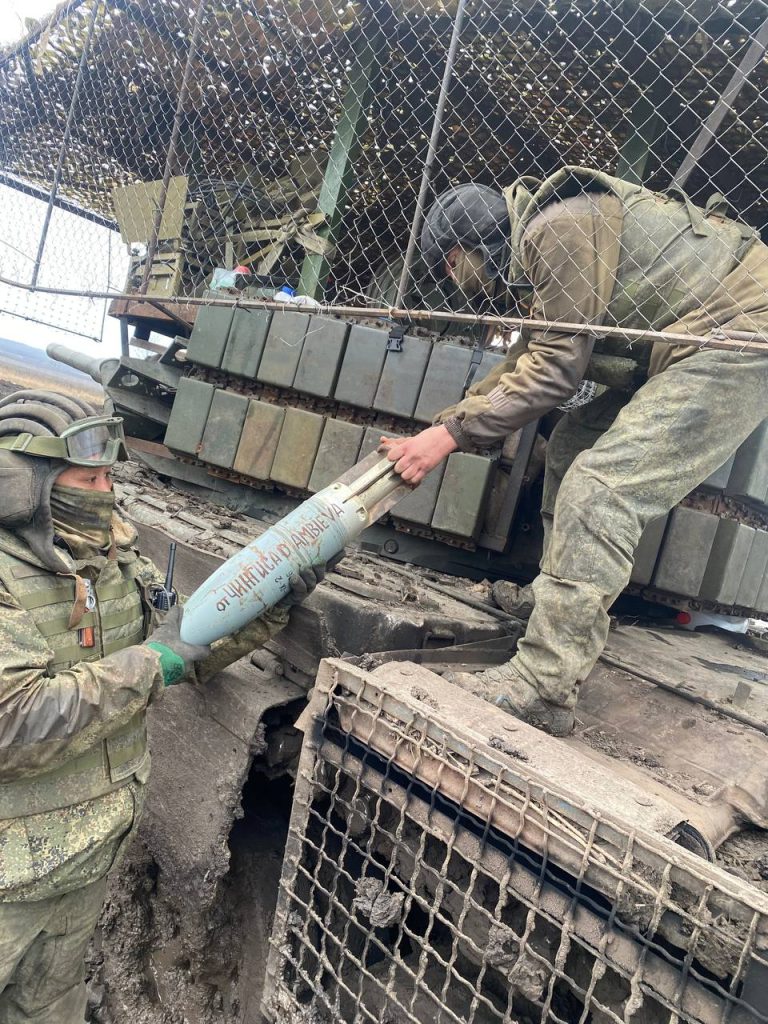 Танкисты 5-й отдельной гвардейской танковой бригады передают поздравления