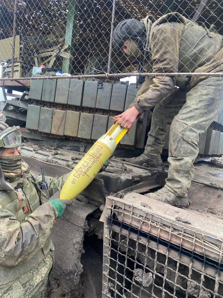 Танкисты 5-й отдельной гвардейской танковой бригады передают поздравления