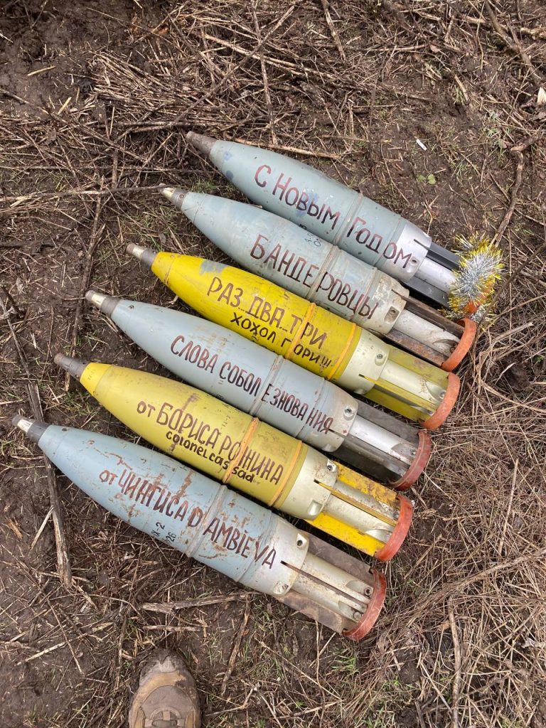 Танкисты 5-й отдельной гвардейской танковой бригады передают поздравления