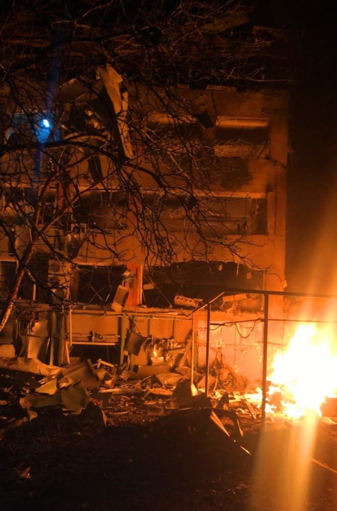 В Херсоне ночью прилетело по административному зданию местного завода