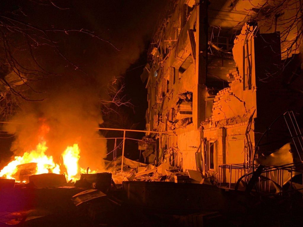 В Херсоне ночью прилетело по административному зданию местного завода