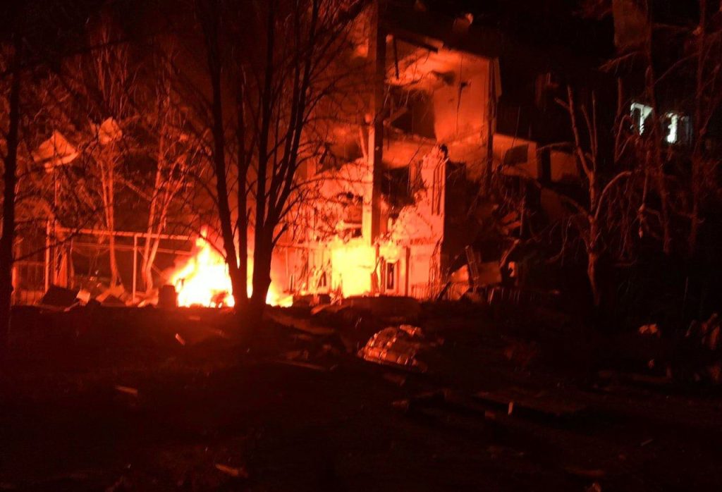 В Херсоне ночью прилетело по административному зданию местного завода