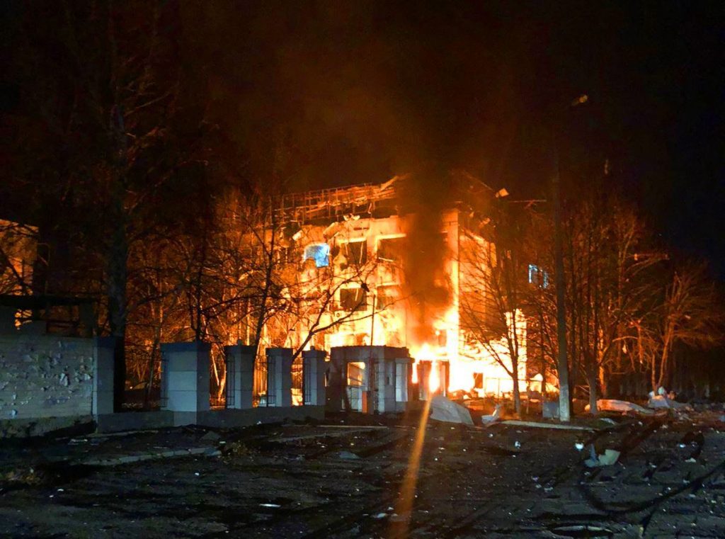 В Херсоне ночью прилетело по административному зданию местного завода