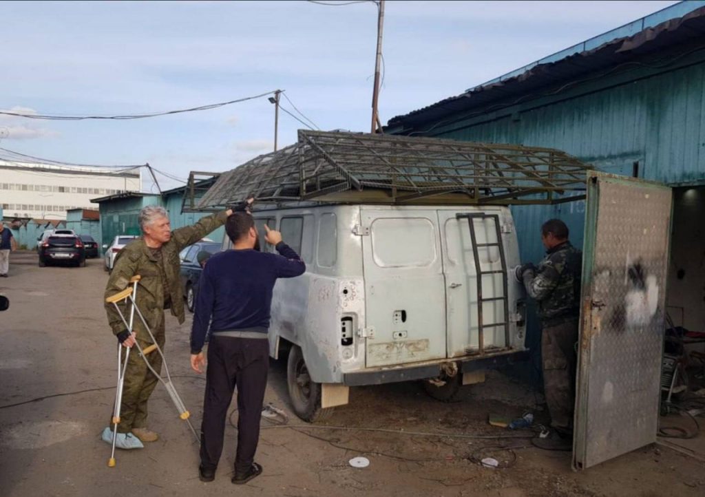 Процесс установки на «Буханку» общирного антидронового козырька