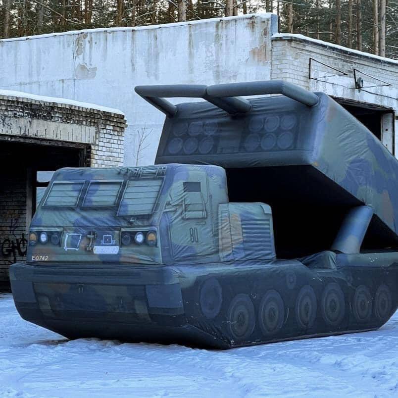 Надувные макеты РСЗО M270B производства литовской компании Aviatema