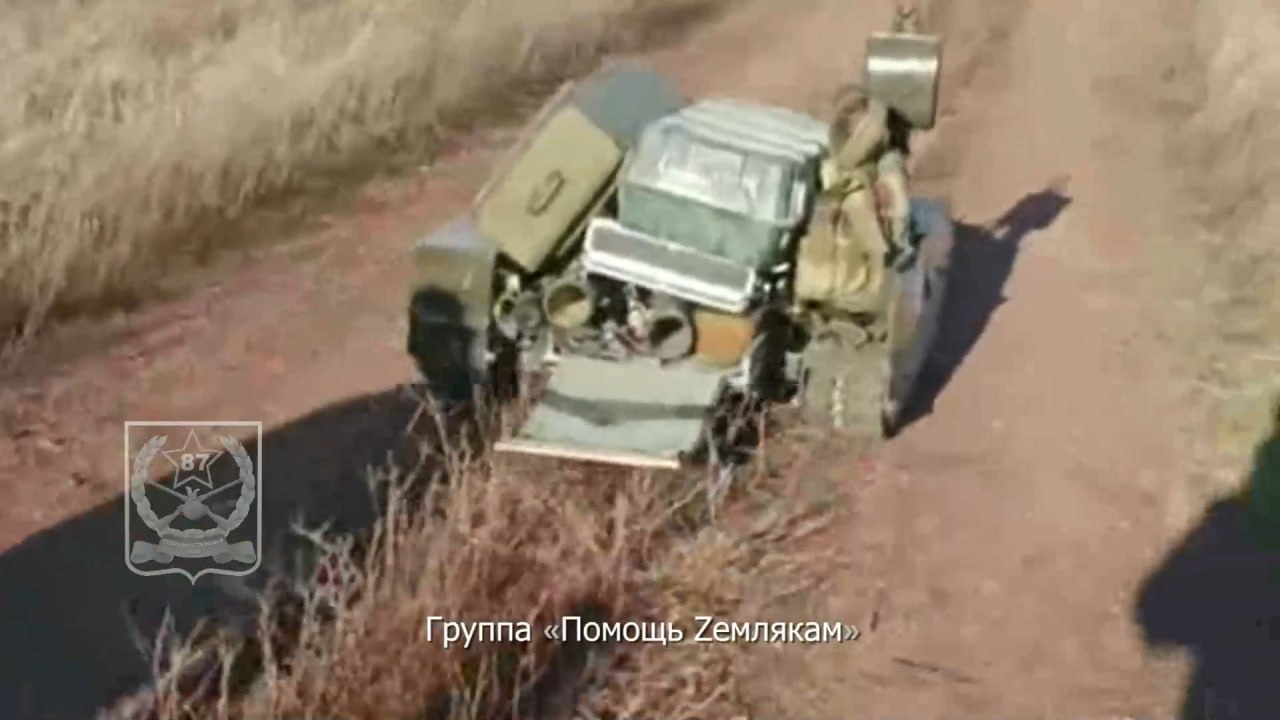 Российский гусеничный беспилотник с РЭБ "Волнорез", используемый на передовой для эвакуации раненных, подвоза боекомплекта, снабжения и других грузов