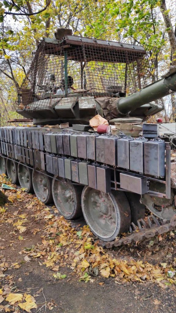 Российский Т-72Б3 обр. 2016 г. с самодельными блоками динамической защиты по борту и антидроновым козырьком