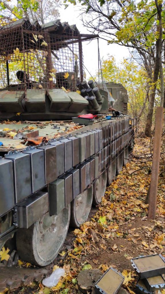 Российский Т-72Б3 обр. 2016 г. с самодельными блоками динамической защиты по борту и антидроновым козырьком