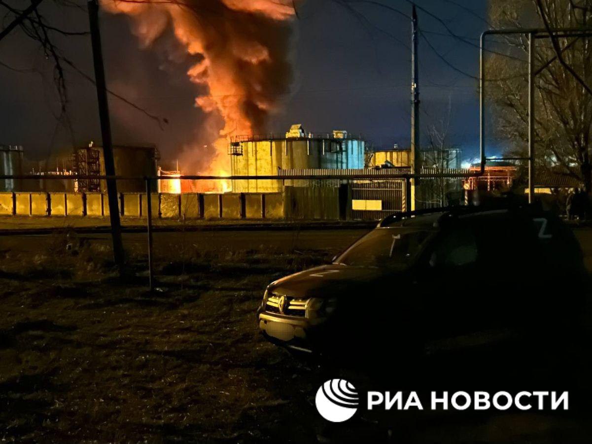 ВСУ ночью атаковали нефтебазу в Луганске. Удар был нанесен при помощи БПЛА