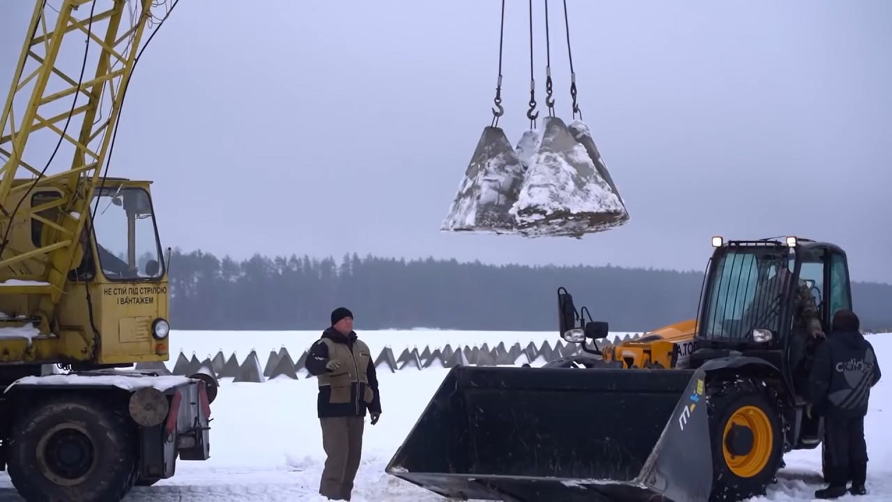Возведение рядов окопов, долговременных огневых точек и линий "зубов дракона" украинской армией на границе в Черниговской области