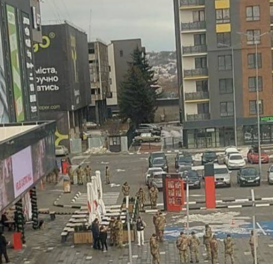 На Украине идут массовые облавы в ТЦ, на улицах, в автобусах: автоматчики ловят несчастных людей для отправки на бойню