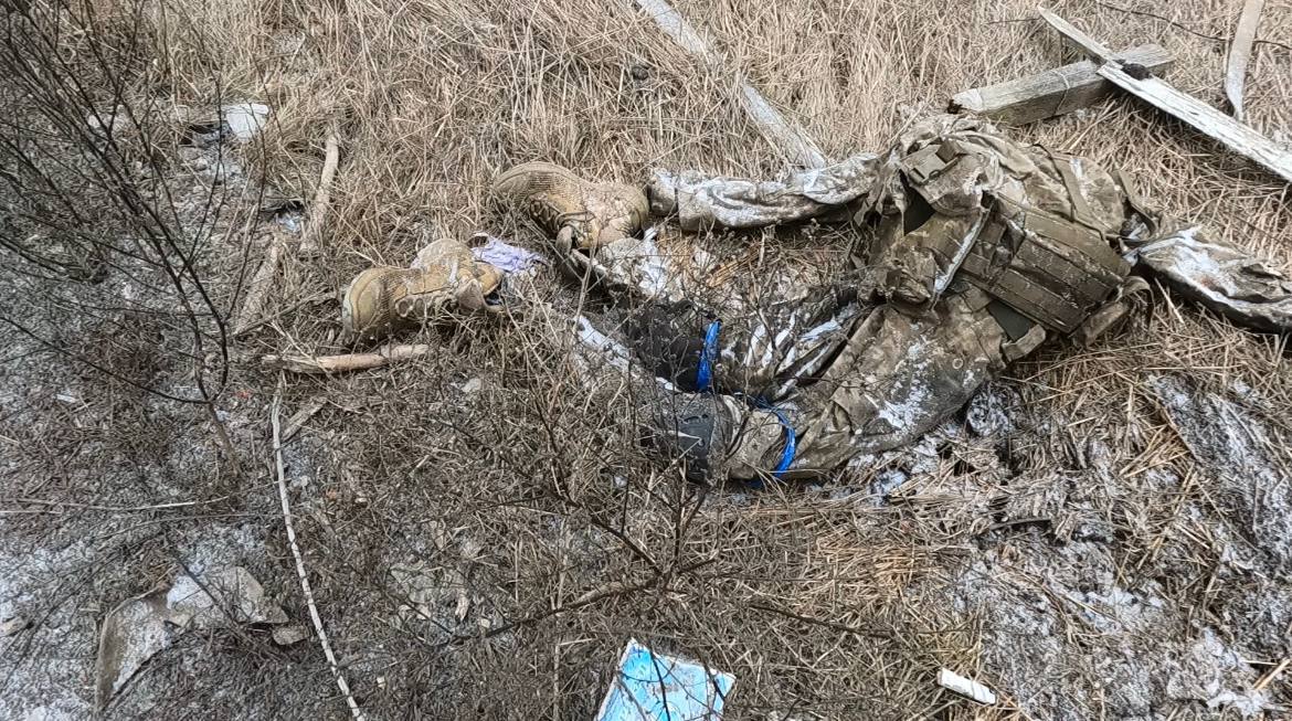 Неубранные трупы украинских солдат в районе Берховки