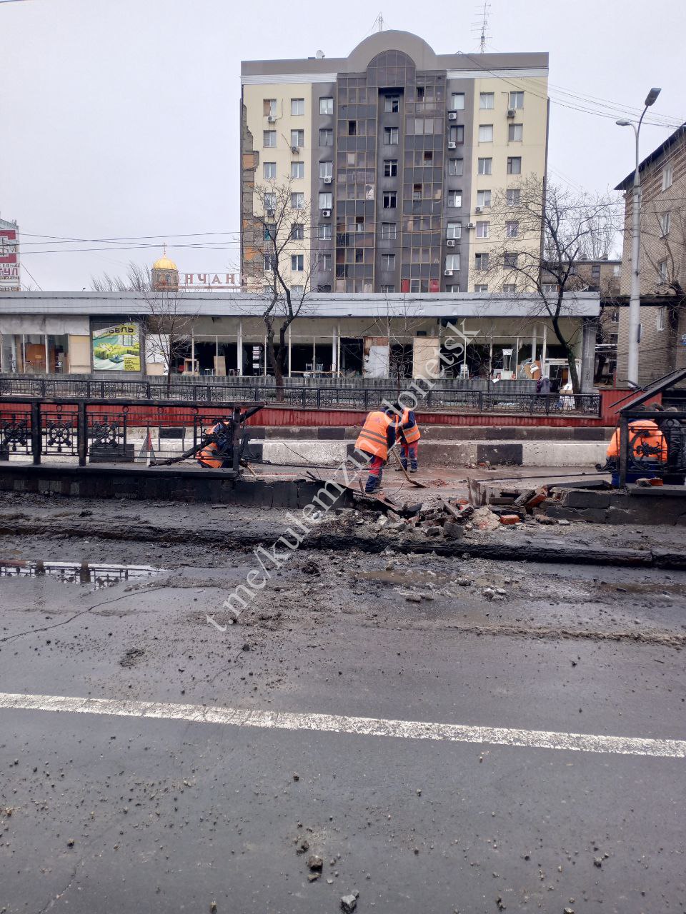 Нацистские ракеты уничтожают школы, подъезд в многоэтажке в Донецка, сжигают машины