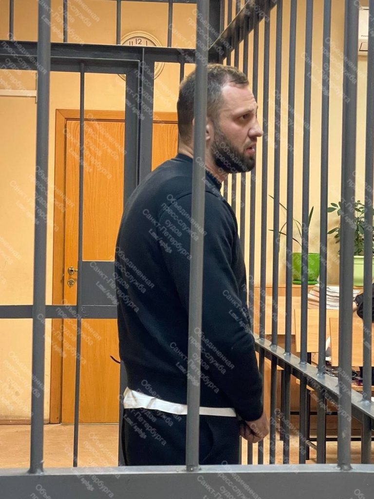 Подонки помещены под стражу: на одного из избивших в Петербурге однорукого ветерана СВО завели дело об экстремизме — в ходе драки он оскорблял русский народ