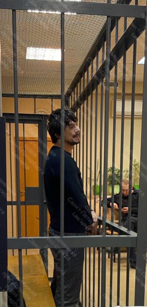 Подонки помещены под стражу: на одного из избивших в Петербурге однорукого ветерана СВО завели дело об экстремизме — в ходе драки он оскорблял русский народ