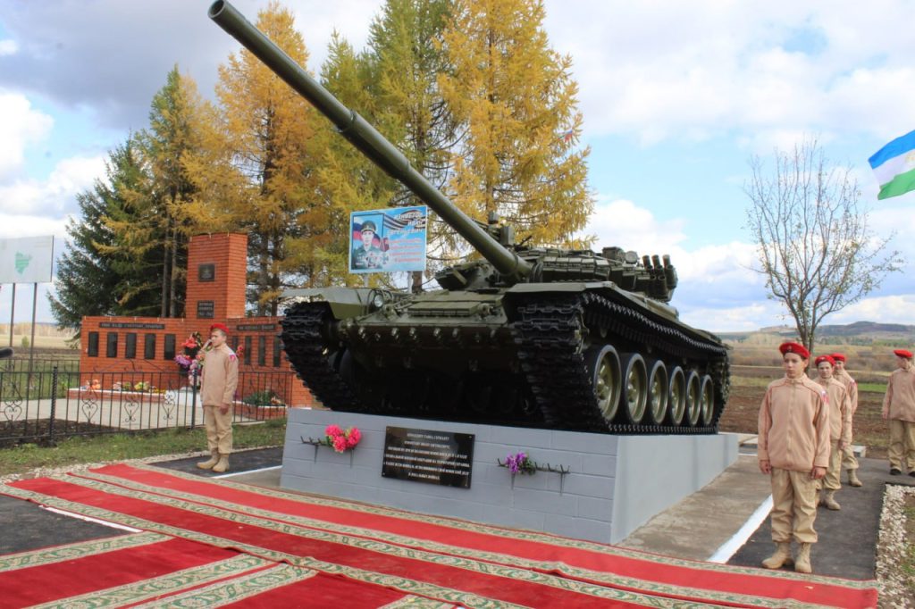 В Калтасинском районе Башкирии был открыт памятник в честь командира танка сержанта Ивана Изиметова