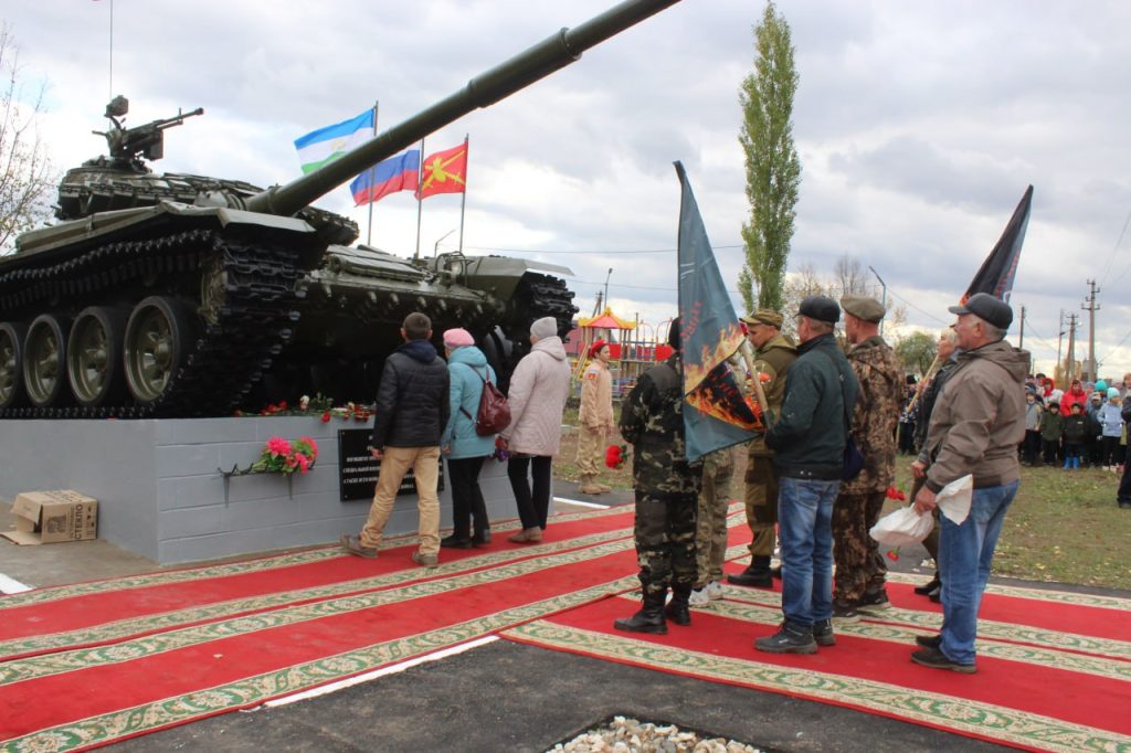В Калтасинском районе Башкирии был открыт памятник в честь командира танка сержанта Ивана Изиметова