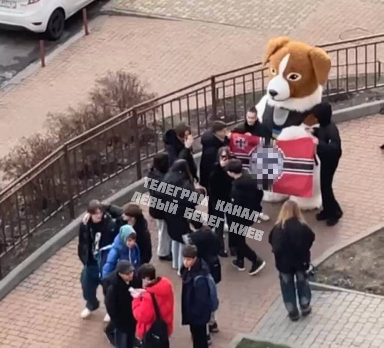 Это Киев: украинцы развернули флаг гитлеровской Германии рядом с псом Патроном