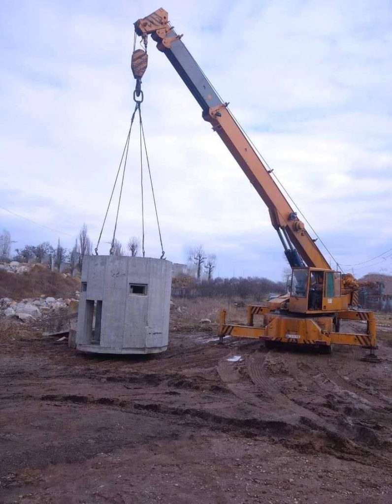 Противник продолжает возводить укрепления, включая бетонные доты, жилые помещения на глубине, траншеи в тыловых районах готовясь к обороне