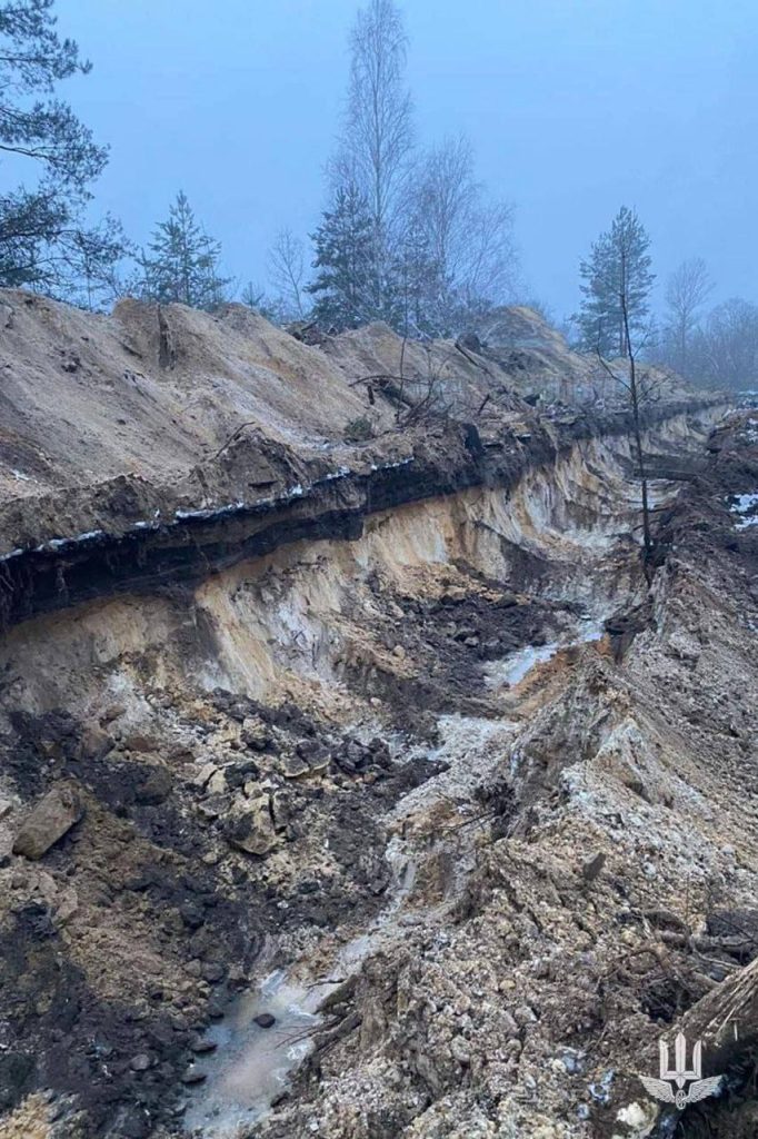 Противник продолжает возводить укрепления, включая бетонные доты, жилые помещения на глубине, траншеи в тыловых районах готовясь к обороне