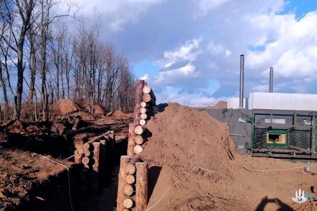 Противник продолжает возводить укрепления, включая бетонные доты, жилые помещения на глубине, траншеи в тыловых районах готовясь к обороне