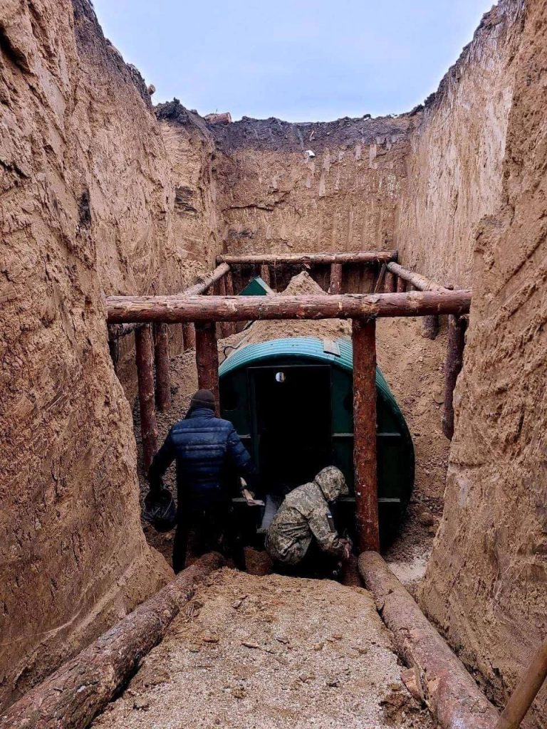 Противник продолжает возводить укрепления, включая бетонные доты, жилые помещения на глубине, траншеи в тыловых районах готовясь к обороне