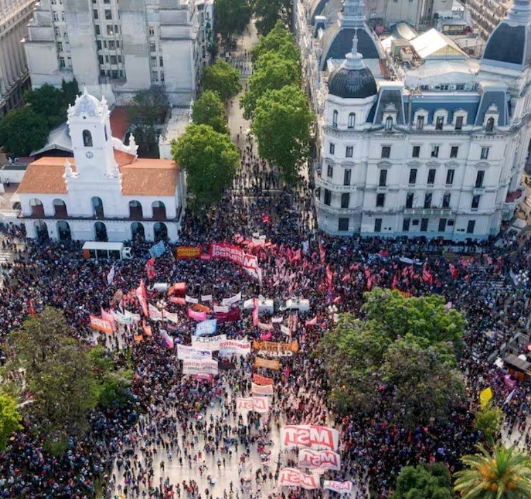 Тысячи аргентинцев вышли на протест против нового президента Хавьера Милея