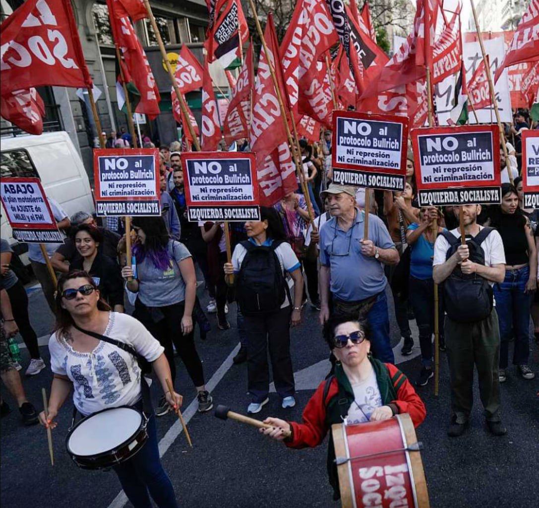 Тысячи аргентинцев вышли на протест против нового президента Хавьера Милея