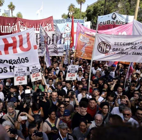 Тысячи аргентинцев вышли на протест против нового президента Хавьера Милея