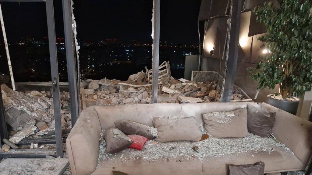 Взрывы в Киеве: при работе ПВО поражён и горит жилой дом, – власти